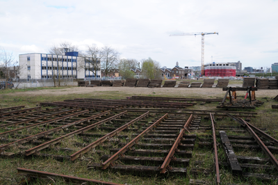 909656 Gezicht op het terrein van de voormalige werkplaatsen van de Nederlandse Spoorwegen aan de 2e Daalsedijk te ...
